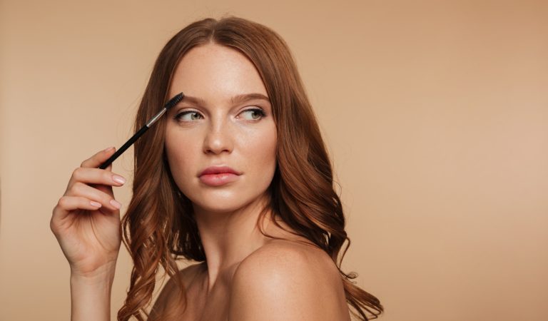 5 Metode de beauty care îți corectează sprâncenele